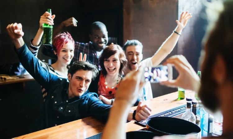 7 Ways to Make New Friends at the Bar