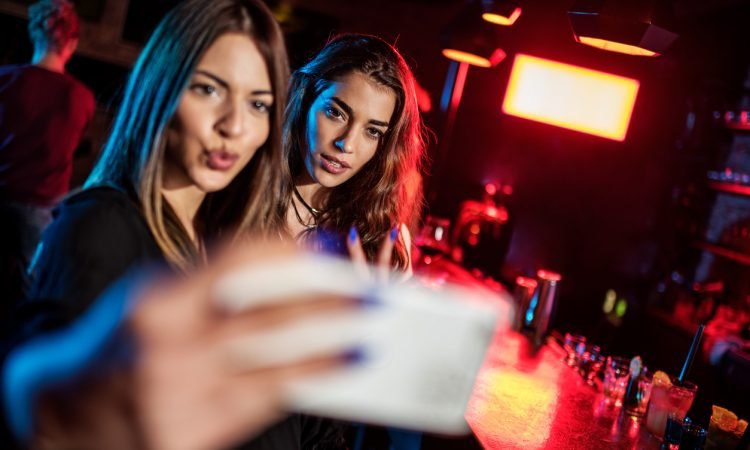 3 Types of Bars That Are Perfect for Social Media Addicts